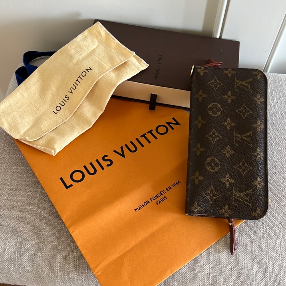 100% Authentic Louis Vuitton Monogram Vernis snap wallet